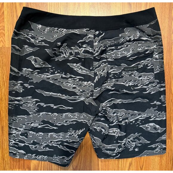 Quiksilver Highlite Arch Board Shorts Stripe Camo Mens 33 7" Beach Swim Trunks - Picture 3 of 6